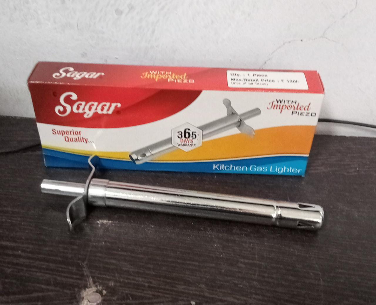 Gas lighter with stainless steel finish Gas lighter with stainless steel finish